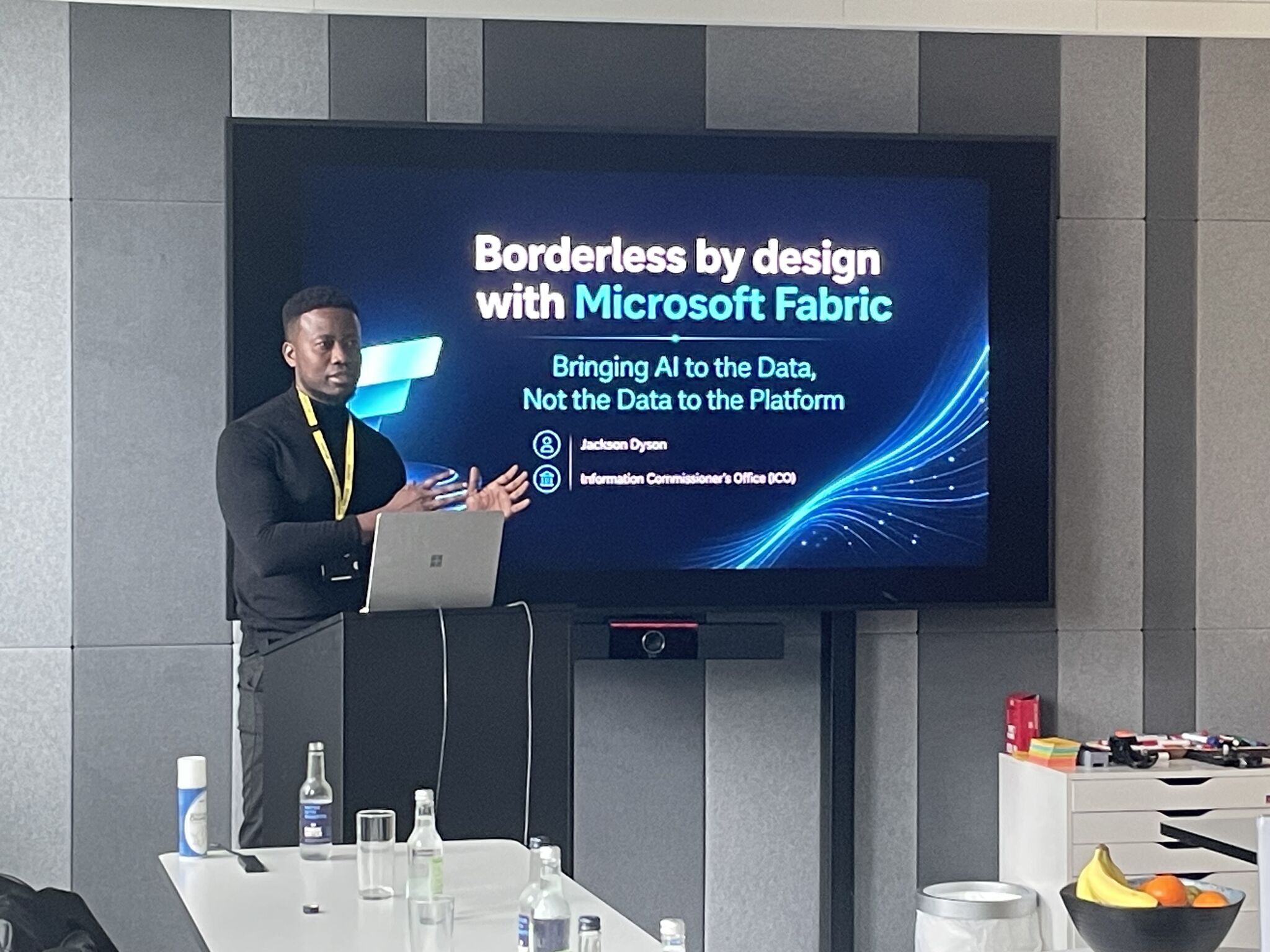 Speaker presenting Borderless by design with Microsoft Fabric